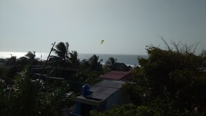 A view of a coastal area with a building and palm trees. - apartment- suits 1 to 14 people (Cartagena)