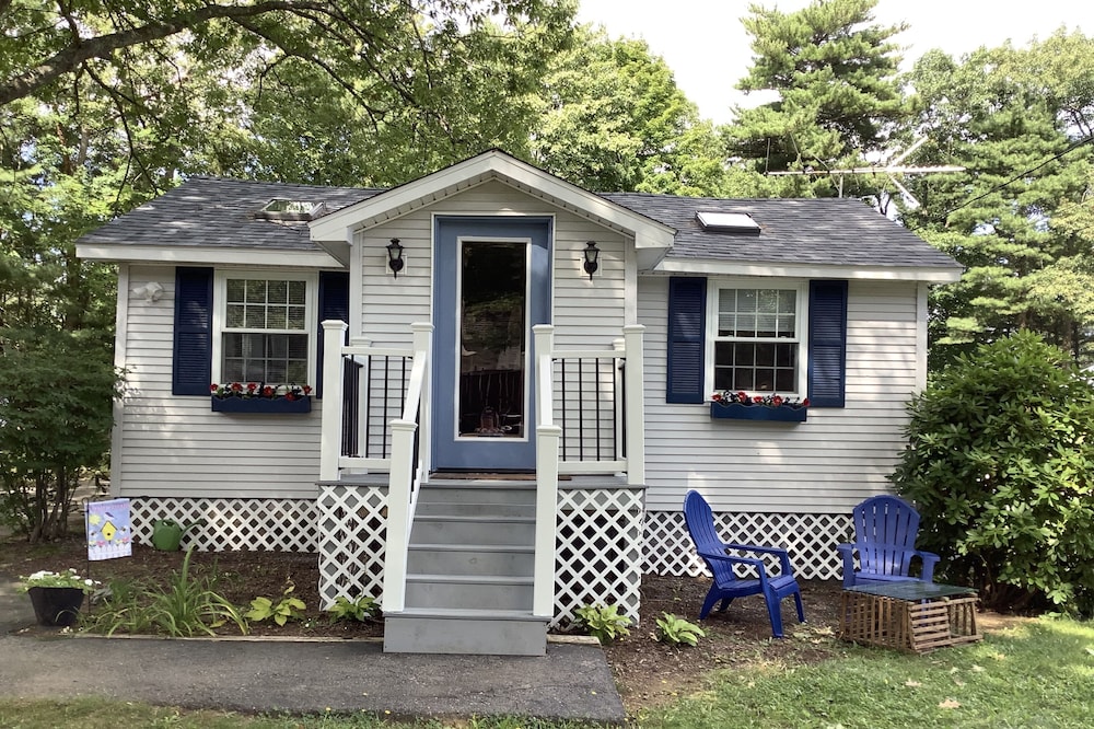Adorable, renovated cottage with Lake Winnipesaukee views and water access.