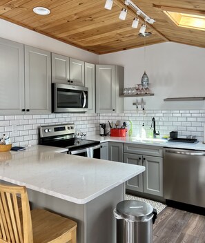 雪櫃、微波爐、焗爐、爐具