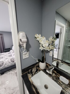 Shower, hair dryer, towels, soap - luxurious room close to everything (Tampa)