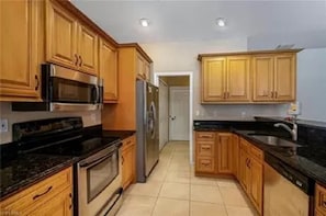 Frigorifero, microonde, forno, piano cottura