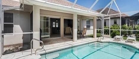 Een buitenzwembad, een verwarmd zwembad