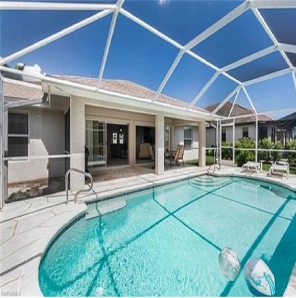 Piscina all'aperto, una piscina riscaldata