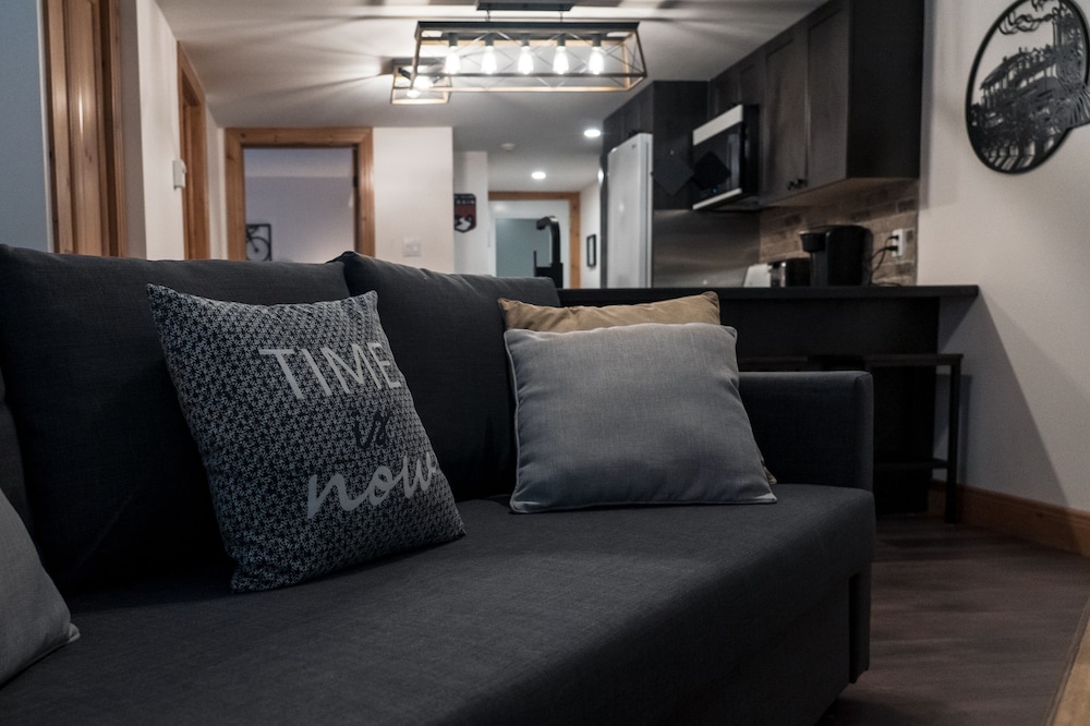 Renovated Stylish Condo Close To Everything -Downtown Tremblant