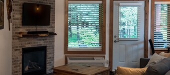 Renovated Stylish Condo Close To Everything -Downtown Tremblant