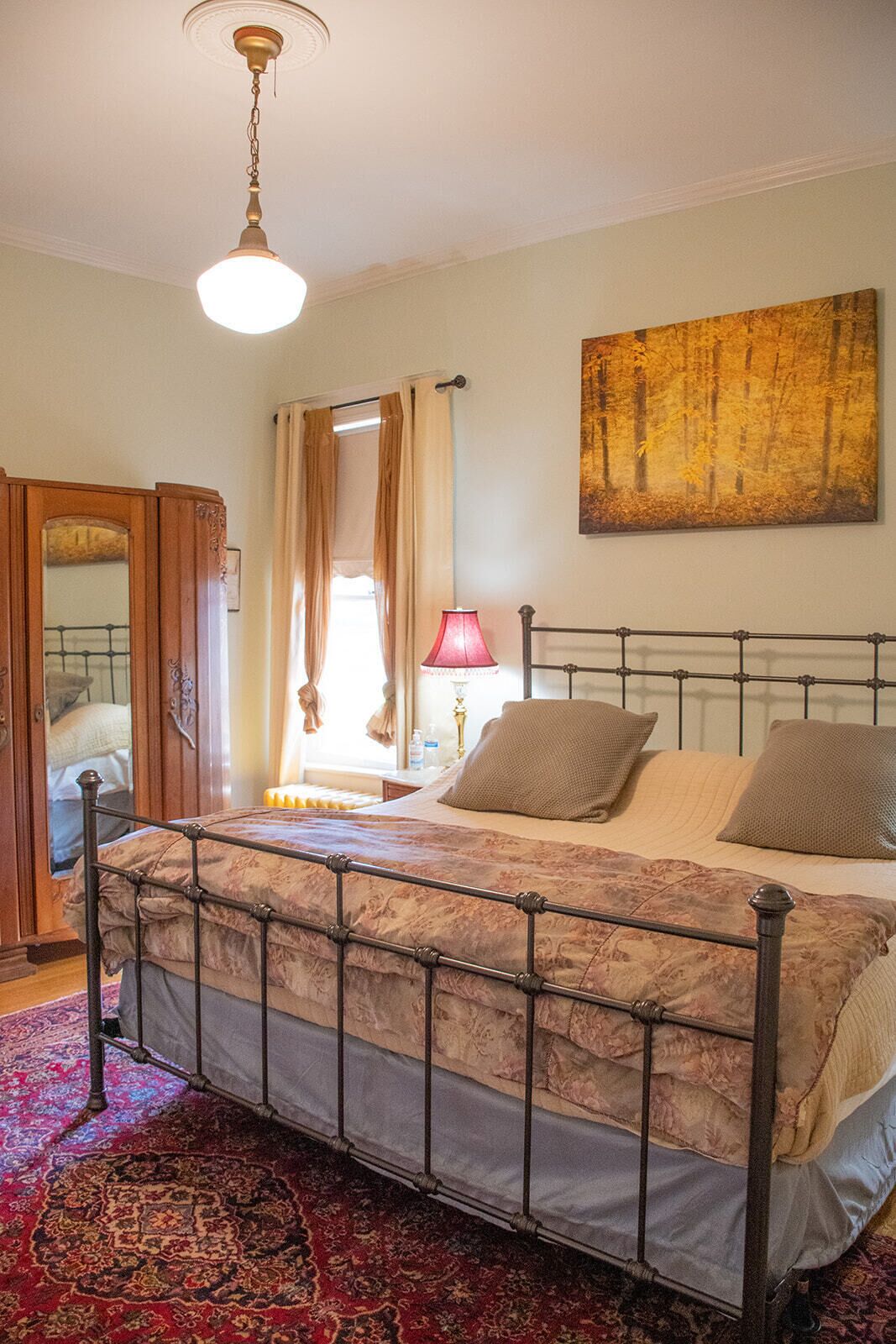 Maple House Upscale Fun Vibe, Sleeps 7, Dog Friendly