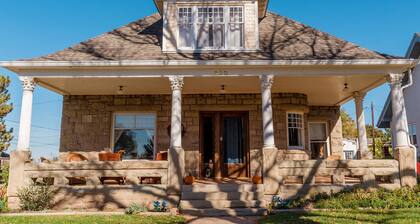 Vacation Home Upscale Great Location, Dog Friendly