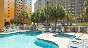 Una piscina cubierta, una piscina al aire libre