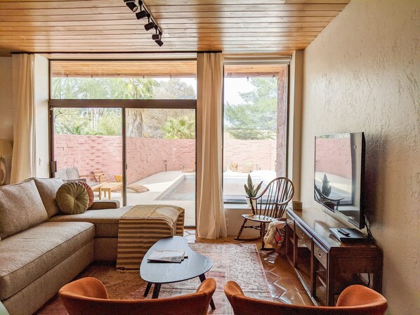 Älytelevisio, takka, DVD-soitin, kirjoja