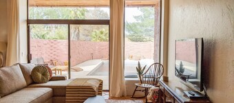 Western Moon - Private Retreat with Pool and Hot Tub