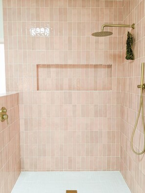 Badewanne, Haartrockner, Handtücher, Seife