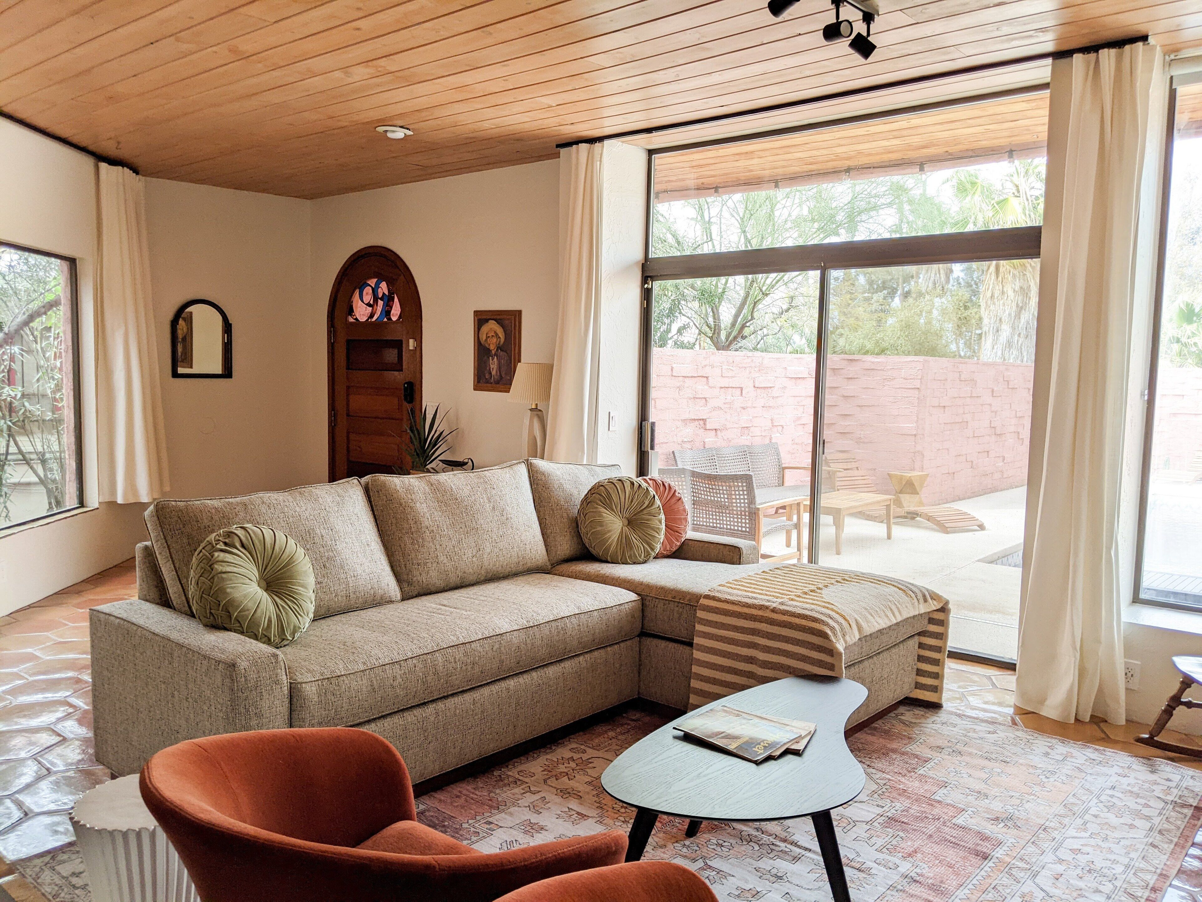 Western Moon - Private Retreat with Pool and Hot Tub