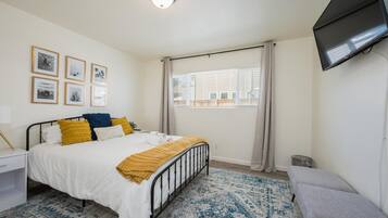 3 slaapkamers, een strijkplank/strijkijzer, gratis wifi, beddengoed