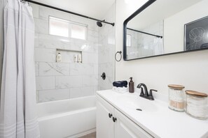 Ensemble douche/baignoire, sèche-cheveux, serviettes fournies, savon