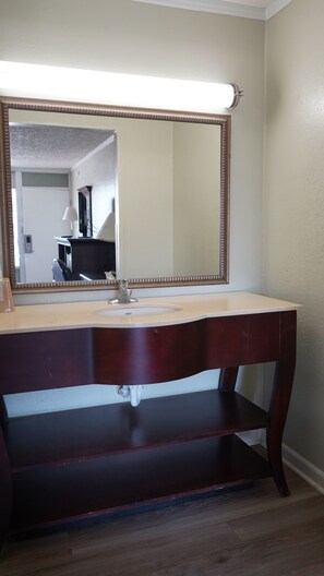 Economy Room, 1 King Bed, Smoking | Bathroom