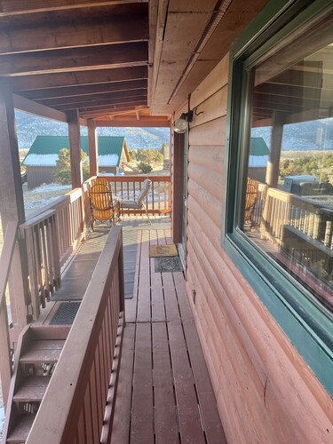 South Fork Shangri-La! Quiet and clean retreat steps from the National Forest!