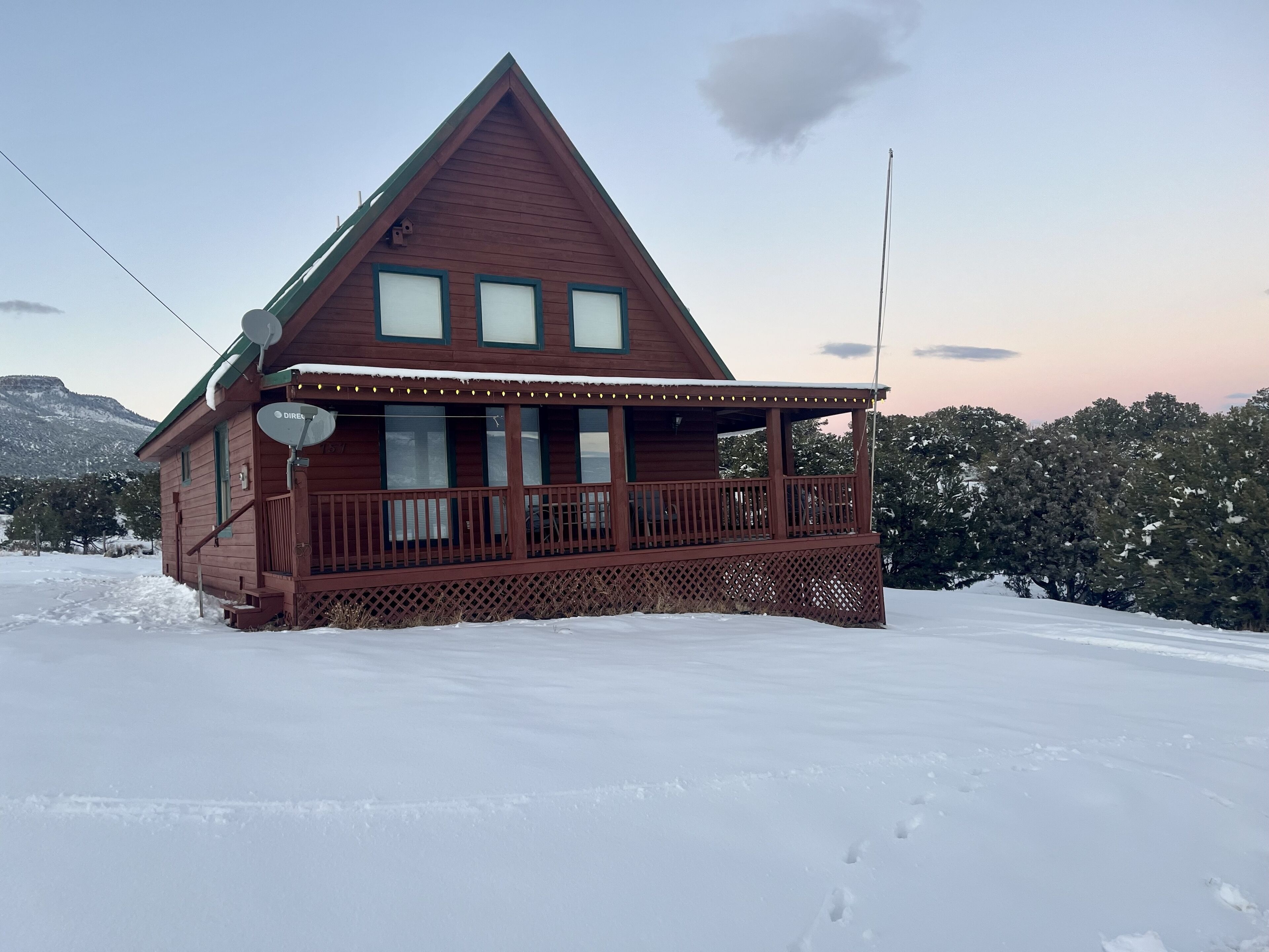 South Fork Shangri-La! Quiet and clean retreat steps from the National Forest!