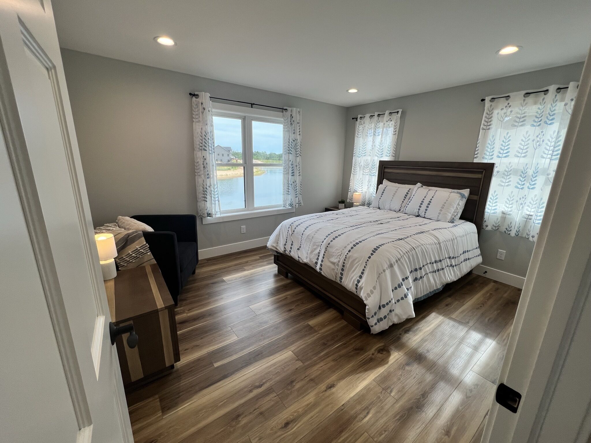 5 habitaciones, tabla de planchar con plancha y cuna de viaje 