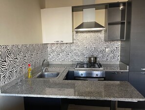 Kühlschrank, Ofen, Herdplatte, Wasserkocher