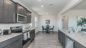 Jääkaappi, mikroaaltouuni, uuni, liesi