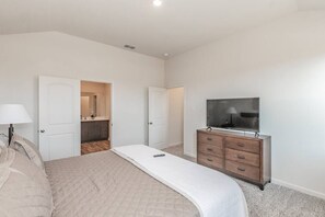 4 habitaciones, tabla de planchar con plancha, wifi y ropa de cama 