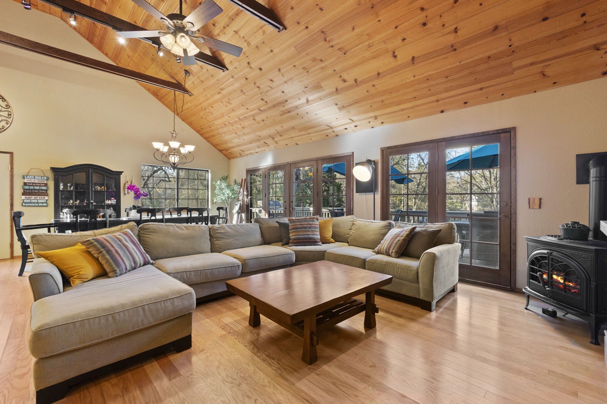 Private lakeside resort, 40mins to Yosemite