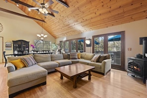 Smart TV, caminetto, tavolo da ping pong, impianto stereo