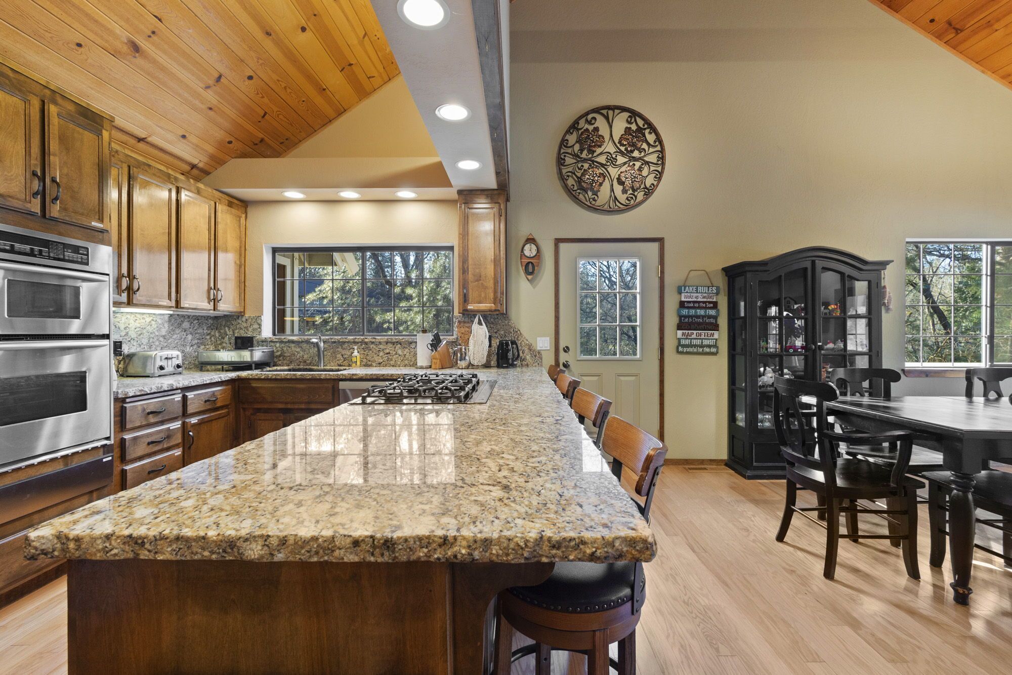 Private lakeside resort, 40mins to Yosemite