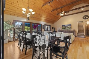 Interior - Lakeside+ResortStyle Yard+Sleeps 12, 40min to Yosemite (Groveland)