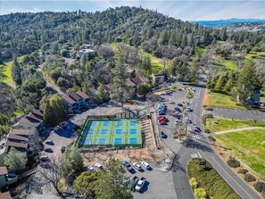 Exterior - Lakeside+ResortStyle Yard+Sleeps 12, 40min to Yosemite (Groveland)