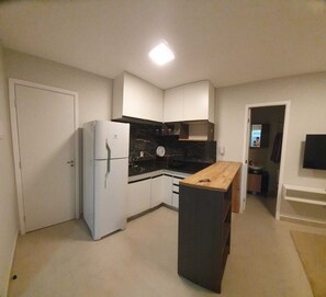 Geladeira, micro-ondas, cooktop, cafeteira/chaleira