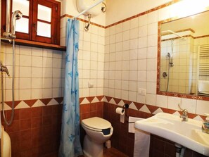 Chalet exclusivo, 2 habitaciones, vistas al jardín, en la zona del jardín | Baño | Ducha, artículos de higiene personal gratuitos y secador de pelo