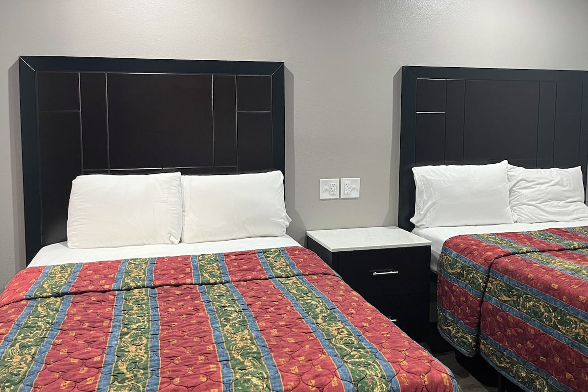 Quarto standard, 2 camas de casal, para não fumantes, geladeira e micro-ondas | Roupas de cama de algodão egípcio, roupas de cama premium