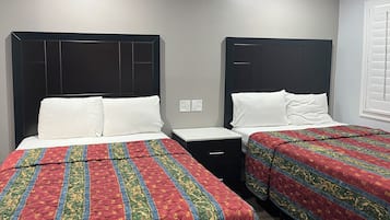 Quarto standard, 2 camas de casal, para não fumantes, geladeira e micro-ondas | Roupas de cama de algodão egípcio, roupas de cama premium