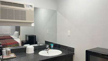 Een haardroger, handdoeken