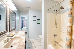 Hair dryer, towels - walk to the beach 1 minute across (Miramar Beach)