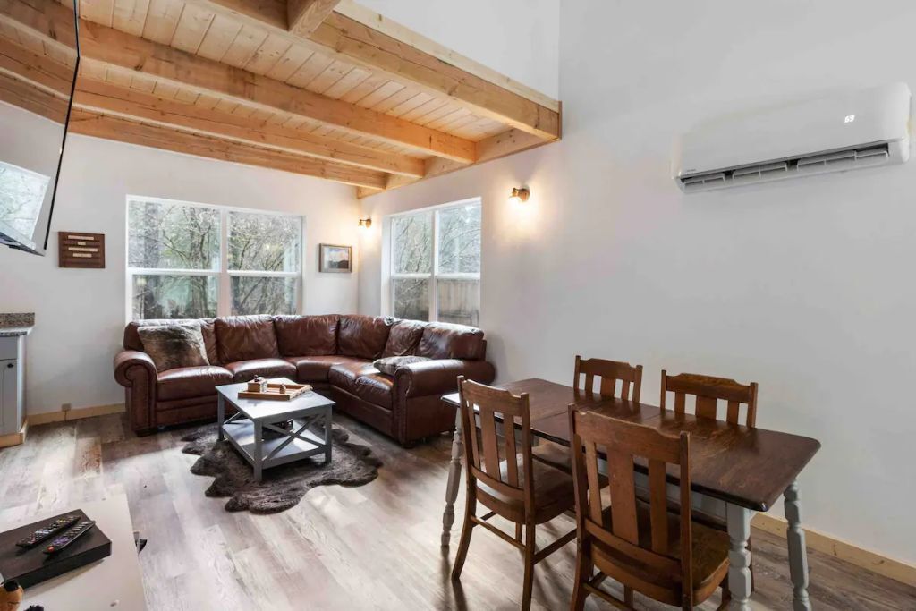 Cabin Vibes w/ Hot Tub 10 Minutes to Mt. Rainier