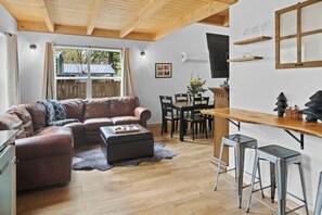 Smart TV, chimenea, videojuegos y reproductor de DVD