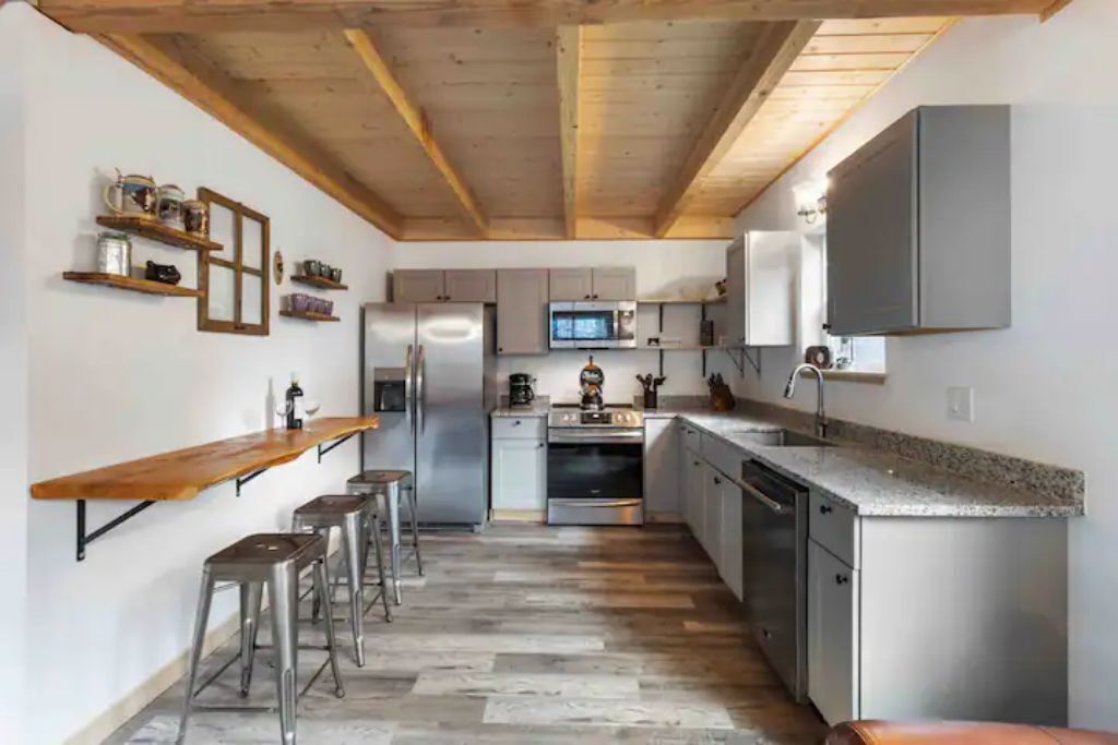 Cabin Vibes w/ Hot Tub 10 Minutes to Mt. Rainier