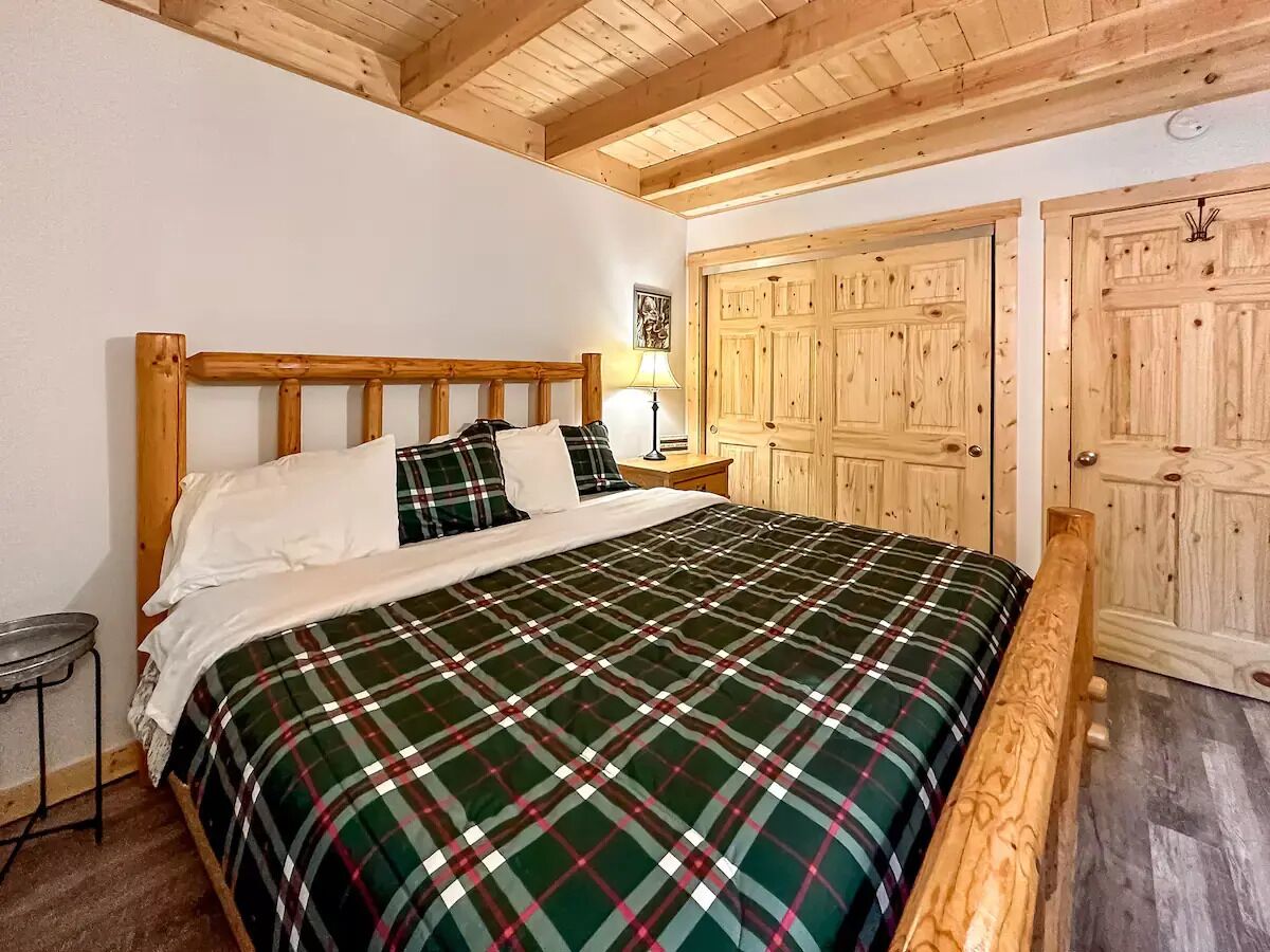 Cabin Vibes w/ Hot Tub 10 Minutes to Mt. Rainier