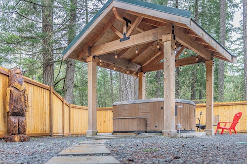 Mt. Rainier Chalet w/ Sauna-Game Table-Hot Tub-Massage Chair-EV-WiFi