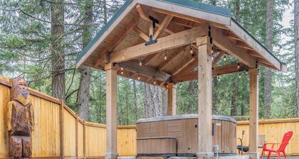 Mt. Rainier Chalet w/ Sauna-Game Table-Hot Tub-Massage Chair-EV-WiFi