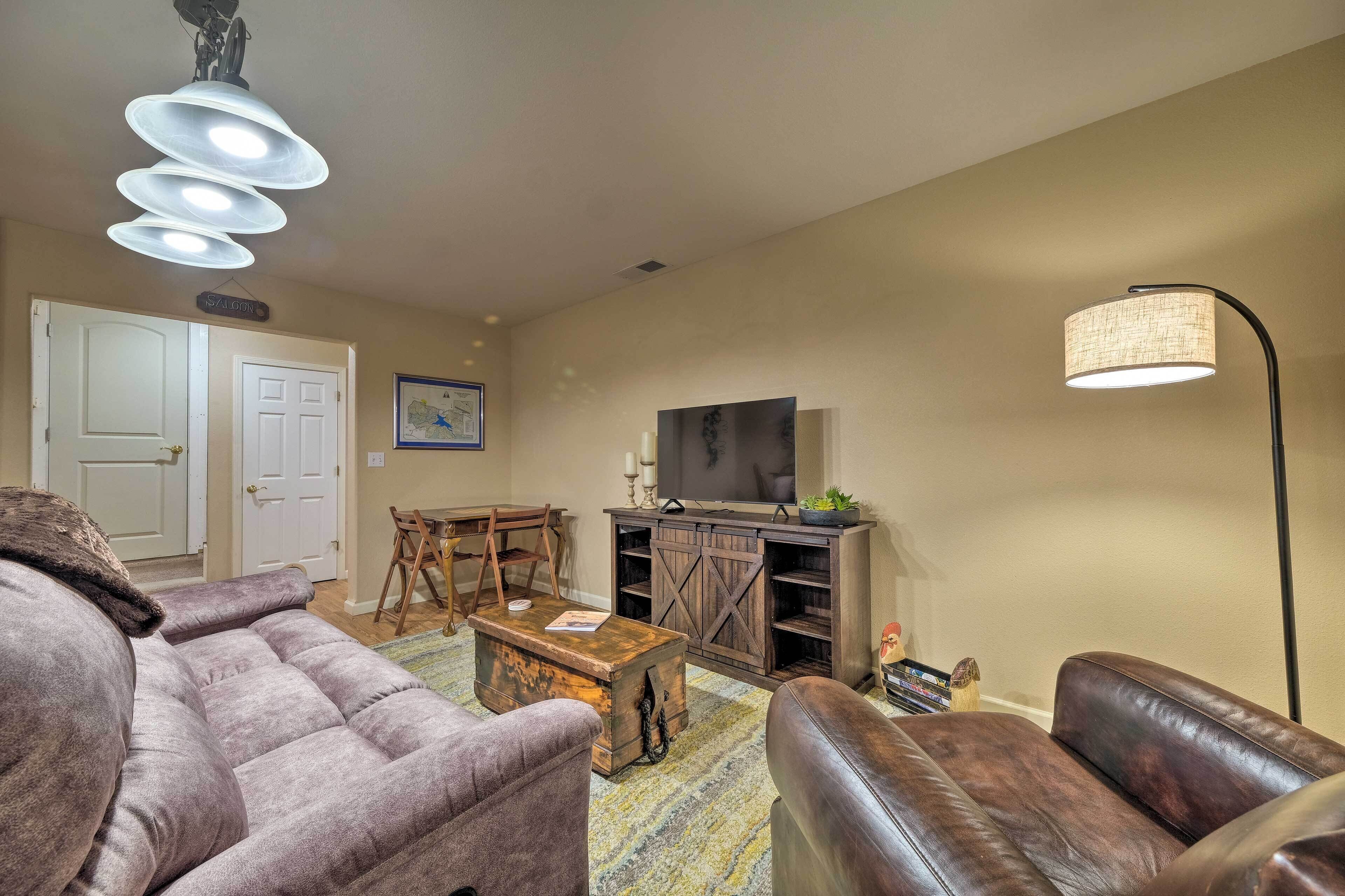 Convenient Apt w/ Fire Pit ~ Half-Mi to Lake!