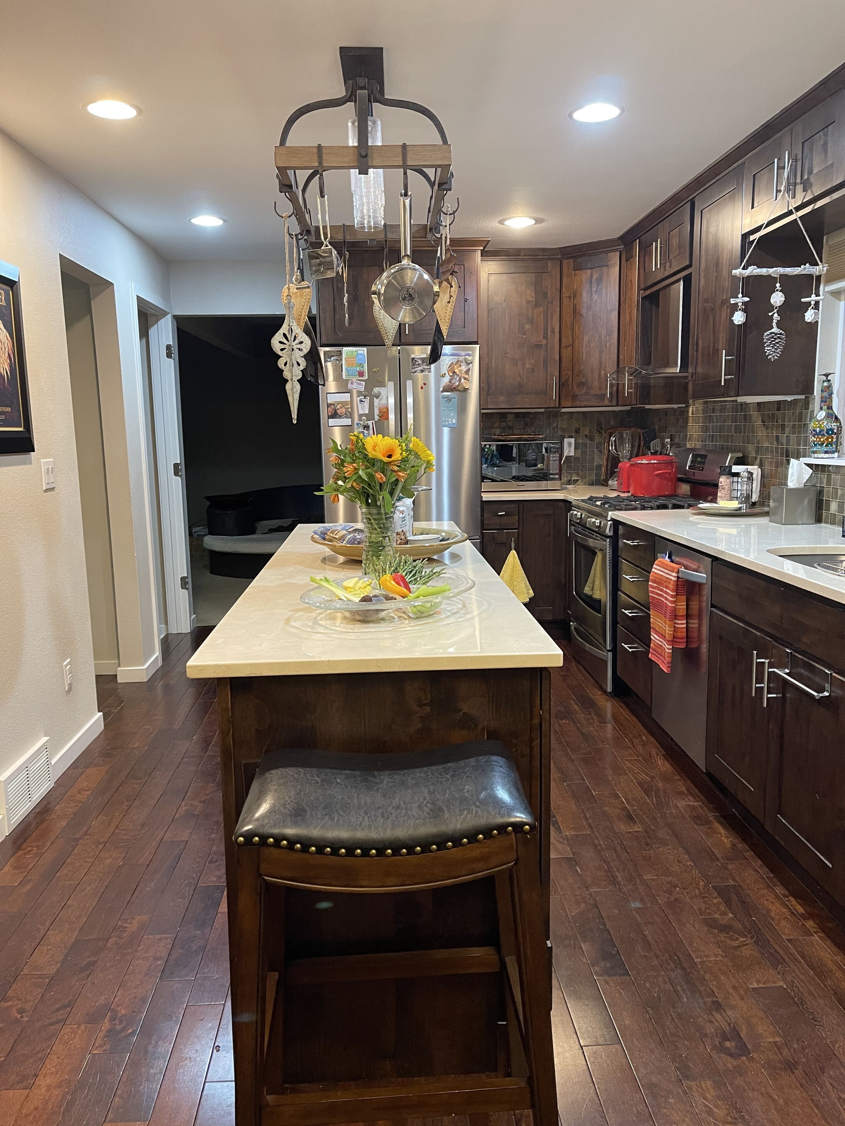 Cheerful and Spacious Home with Indoor Fireplace