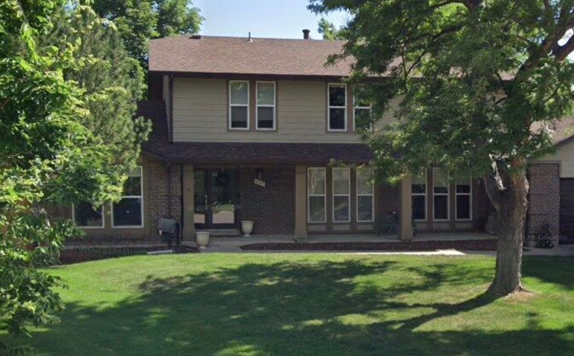 Cheerful and Spacious Home with Indoor Fireplace