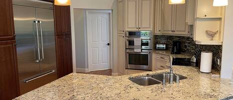 冷蔵庫、電子レンジ、オーブン、コンロ