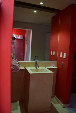 Chambre de base | Salle de bain | Douche, serviettes fournies