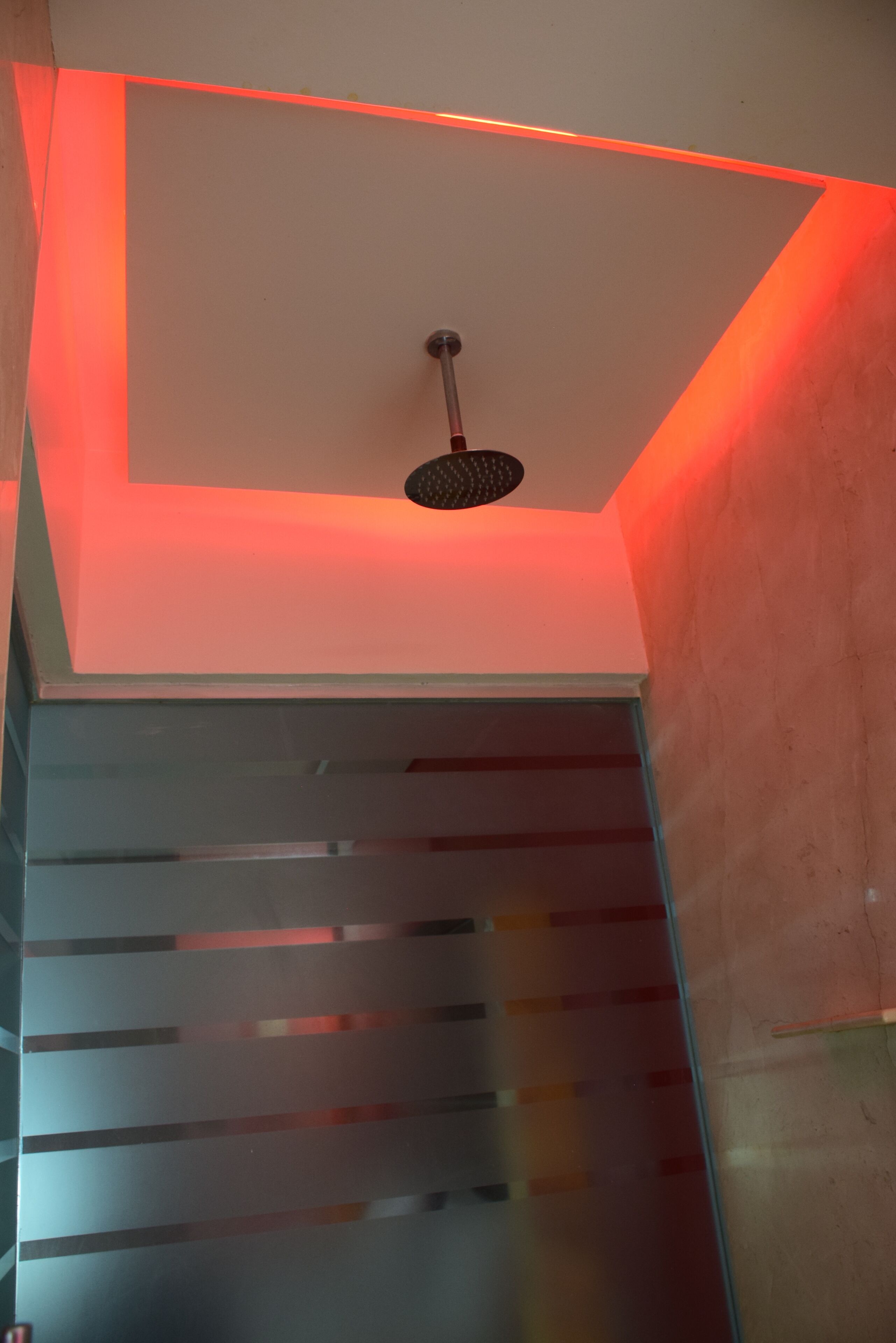 basic room | bathroom | shower, towels