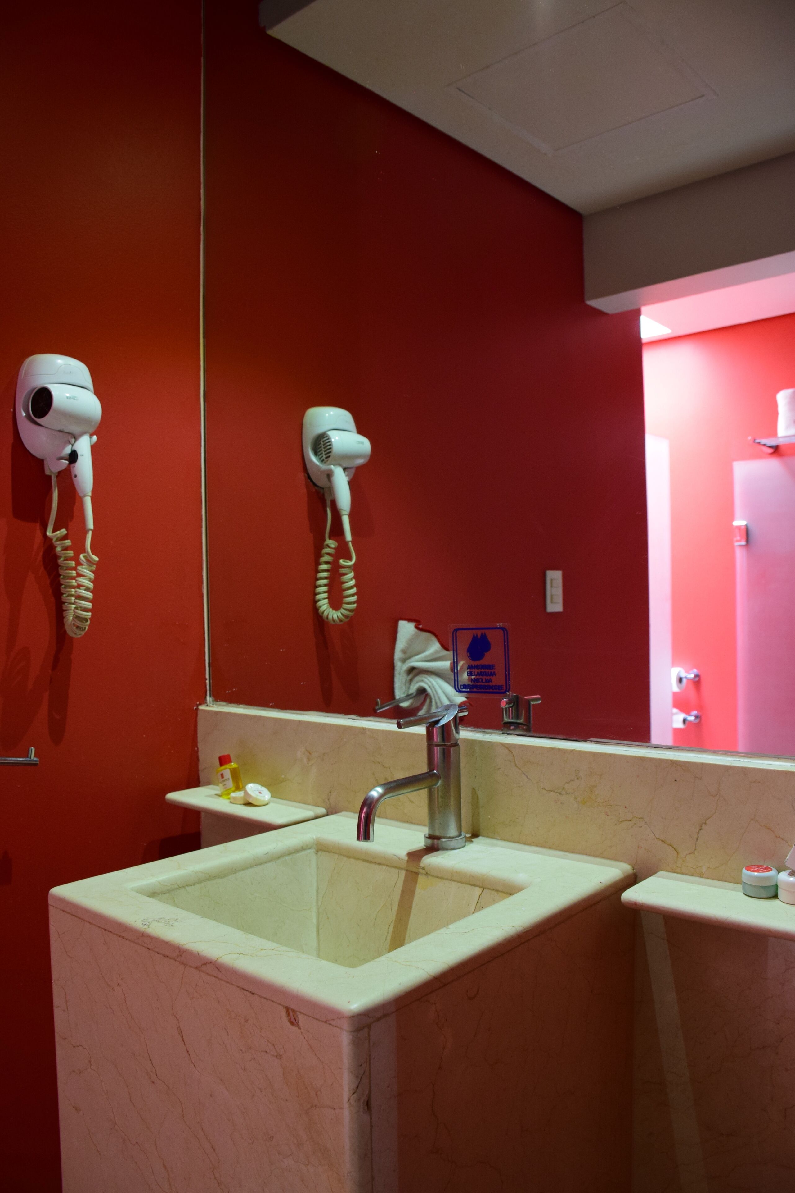 basic room | bathroom | shower, towels