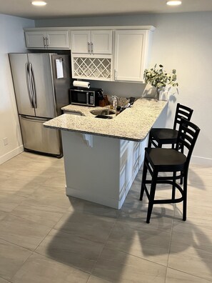 Refrigerador, microondas, cafetera/tetera, tetera/pava eléctrica